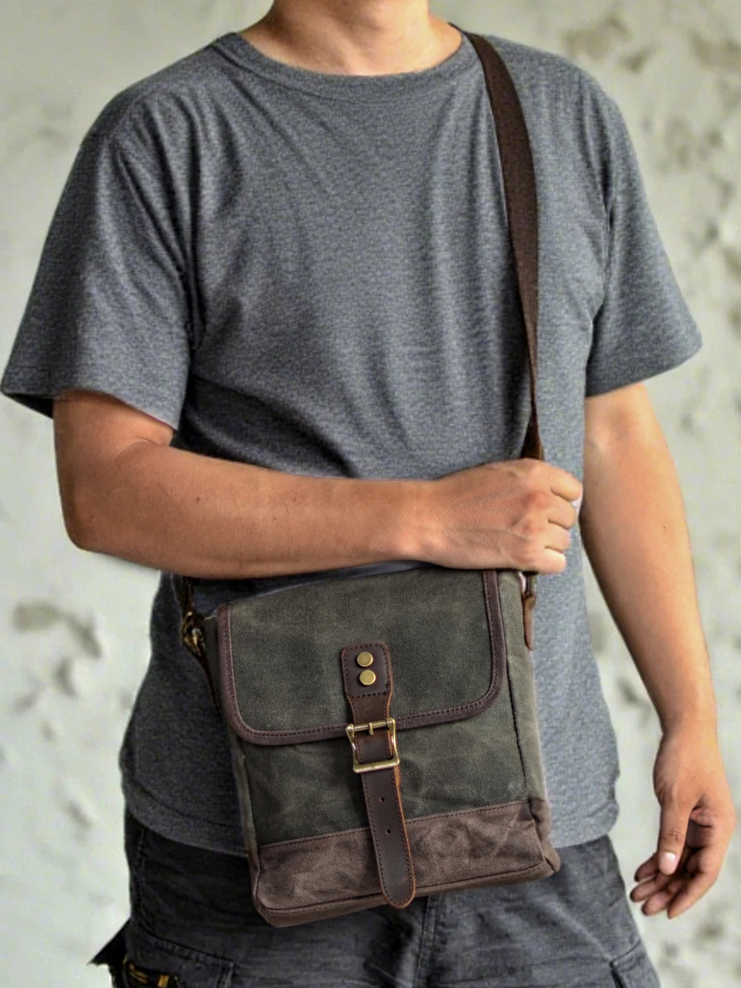 Classic Fashionable Small Crossbody Bag Waterproof Wax Canvas Leather Men's Retro Stylish Shoulder Bag Mobile Phone Bag