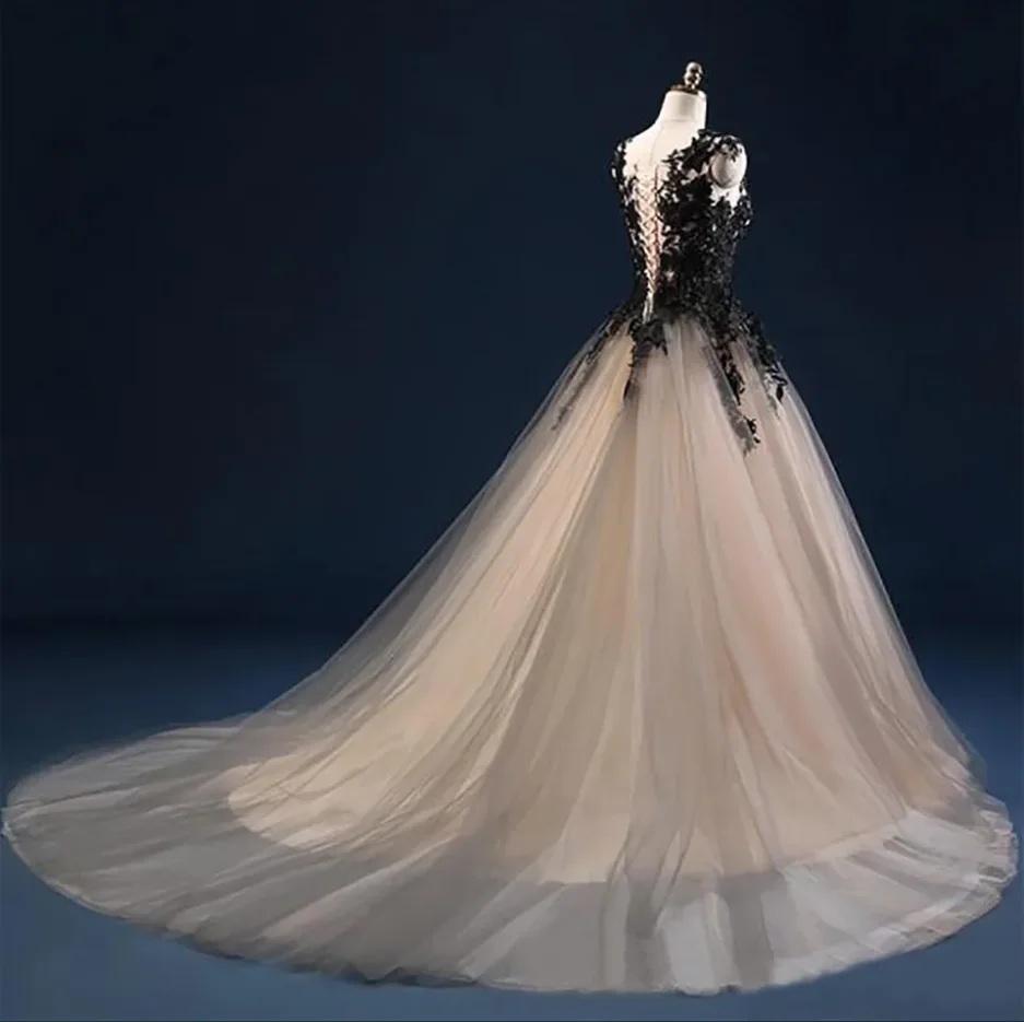 Abiti da sposa gotici champagne e abito da ballo nero Collo trasparente senza maniche Applicazioni in pizzo Abiti da sposa con corsetto in tulle con corte T