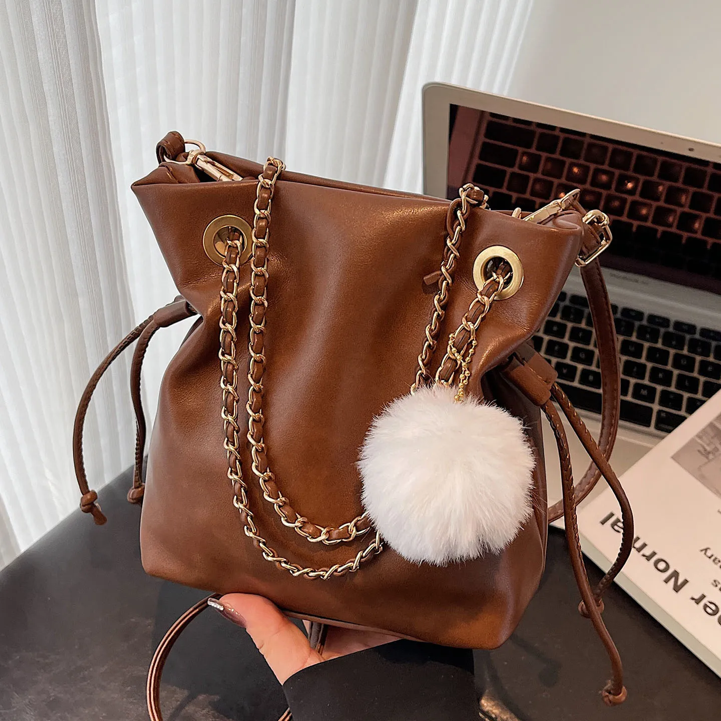 شيك بولي Leather حقائب كتف جلدية المرأة الصلبة لينة عادية سلسلة حقيبة سلسلة صغيرة سعة كبيرة الإناث التنقل اليومي تحت الإبط حزم