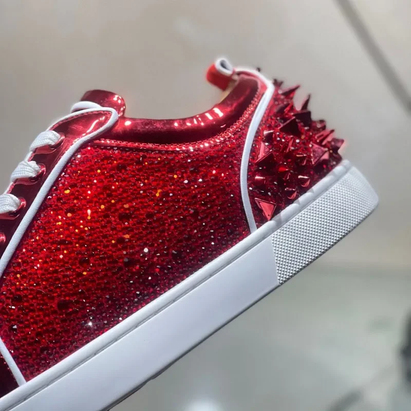 Marca de luxo alta superior fundo vermelho para homens formadores condução cravado patente sapatos couro genuíno bagunçado rebites cristal apartamentos tênis