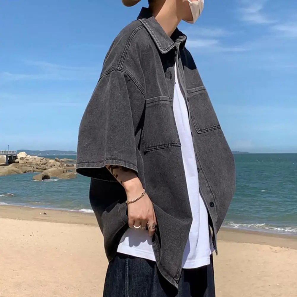 Lässiges Denim-Kurzarmhemd für Herren. Stilvolles Herren-Denim-Button-Down-Hemd mit Brusttaschen für den Sommer, Alltag für die Straße