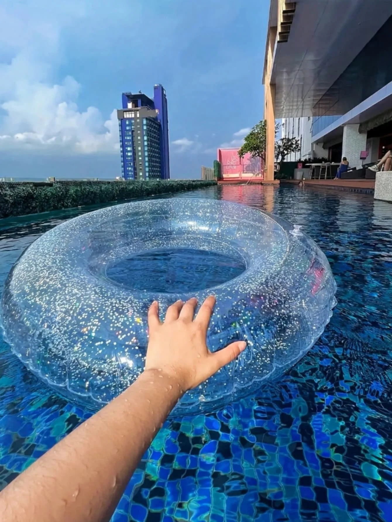 1個の透明なスパンコールで装飾された浮き輪、プールやビーチパーティー、リラクゼーションに最適な夏のギフト