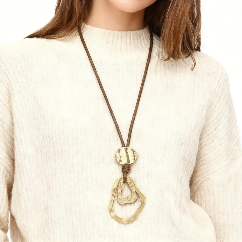 Boho-Stil Braune Leder-Halskette mit Geometrischem Unregelmäßigem Rundem Hohlem Anhänger für Frauen Lange Choker-Schmuckstücke Geschenke – Detail 3