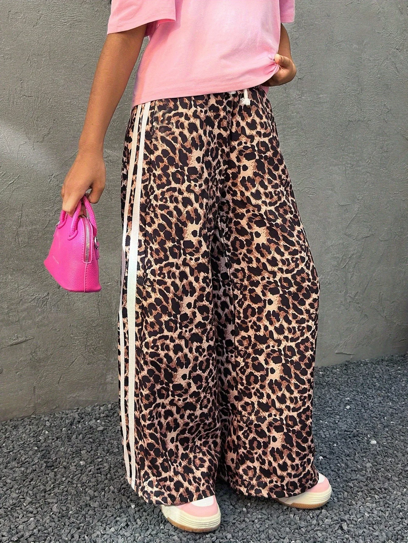 Trendige Mädchenhose mit Leopardenmuster, seitlich gestreifte Hose mit elastischem Bund und weitem Bein für den Alltag und den Street-Style – Detail 4