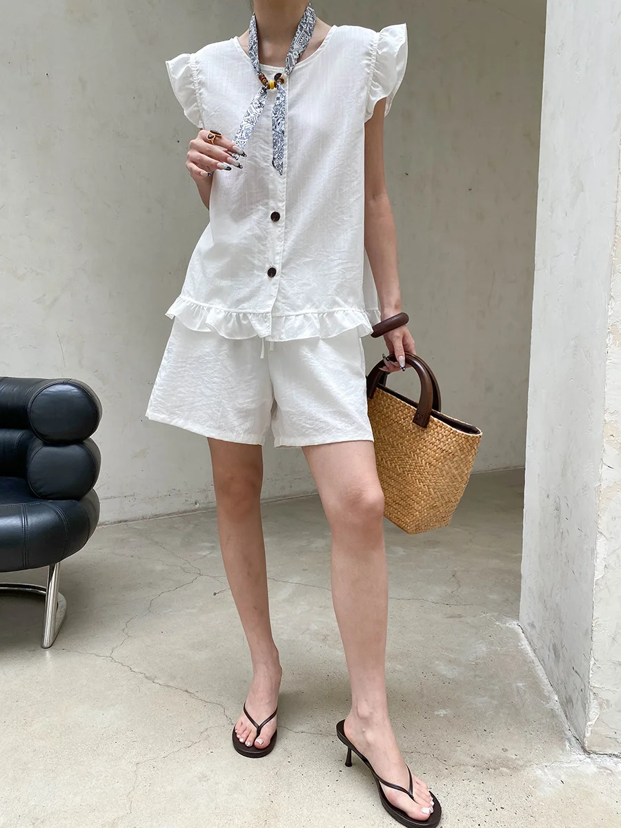 Sommerliches Damen-Set: Einfarbiges, ärmelloses Shirt mit Fungus-Edge-Details und kurzen Ärmeln sowie Shorts mit Kordelzug. – Detail 16