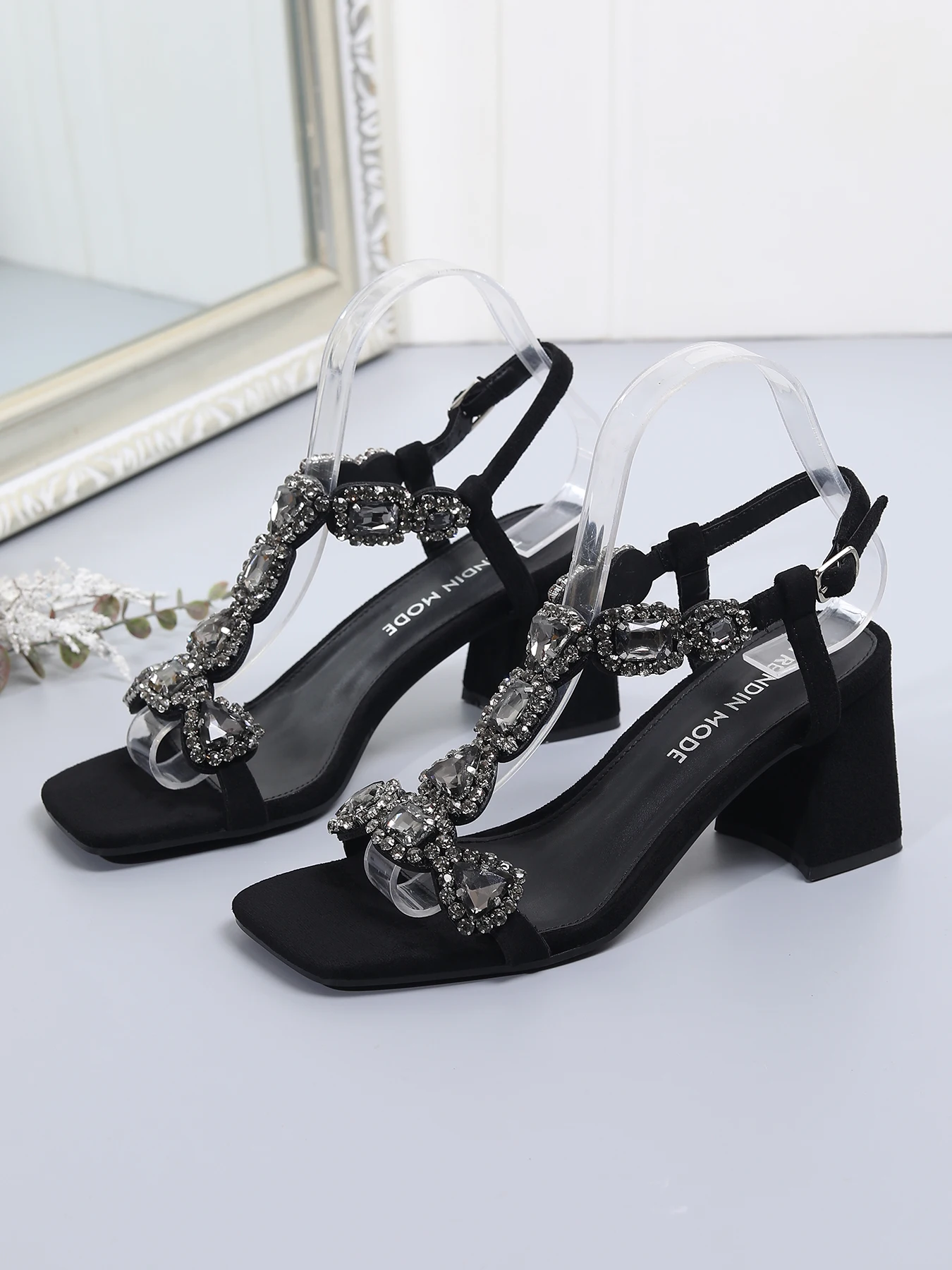 Trendige Kristallverzierte Blockabsatz-Sandalen – Ihr Glanz für jeden Sommeranlass – Detail 4