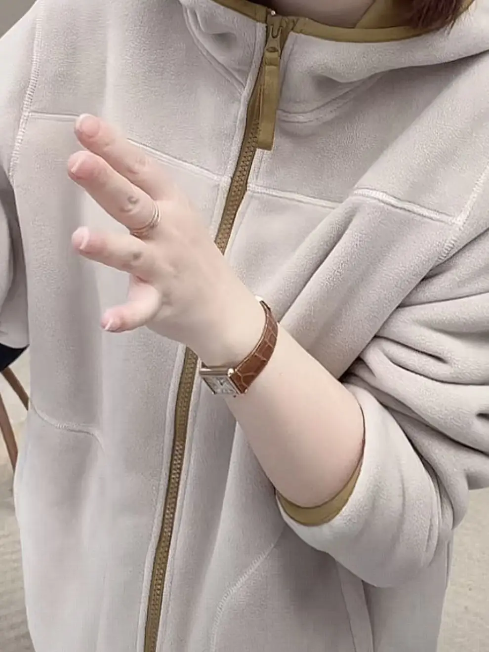 

Корейское зимнее пальто больших размеров для женщин с капюшоном, утепленное, свободного кроя, модное, универсальное, на флисовой подкладке