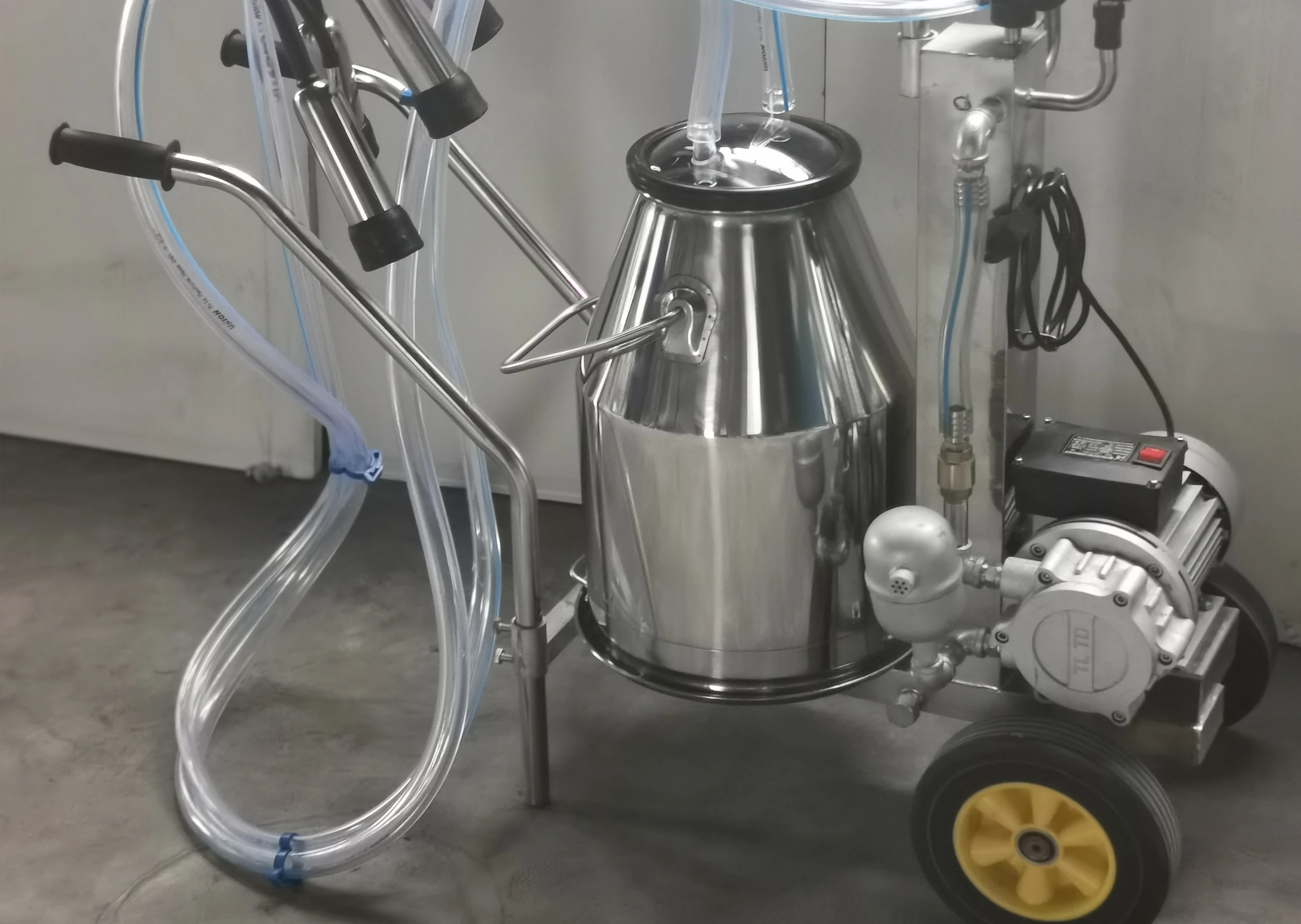 ex-factory price Cow and sheep milking machine 25L vacuum pump high configuration single barrel configuration