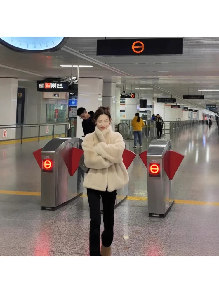 معطف فرنسي أنيق من الفرو الصناعي بلون سادة وناعم ومريح وعصري ولطيف وكلاسيكي للتنقل وتاريخ بسيط وياقة واقفة