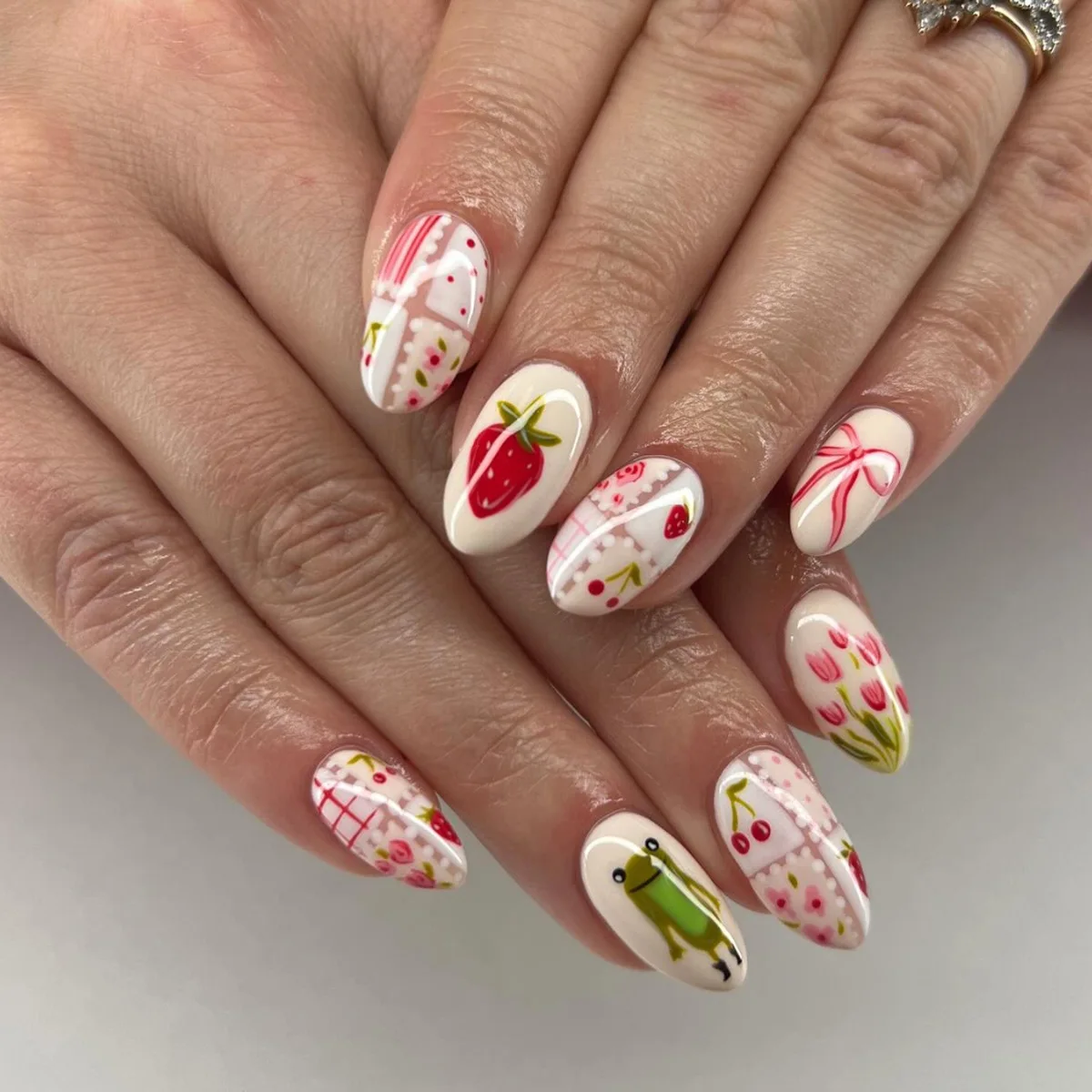 

24pcs Sweet Strawberry Press-On Nails-Bow & Tulip Design Short Almond Shape (Multi Sizes) Milky White Base Coverage Nail Art Kit