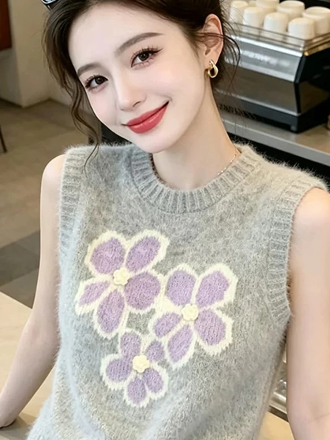 Fashionable Design Base Shirt Spring Autumn Soft Floral Embroidery Knitted Vest round Neck Women's Top Stylish Underwear