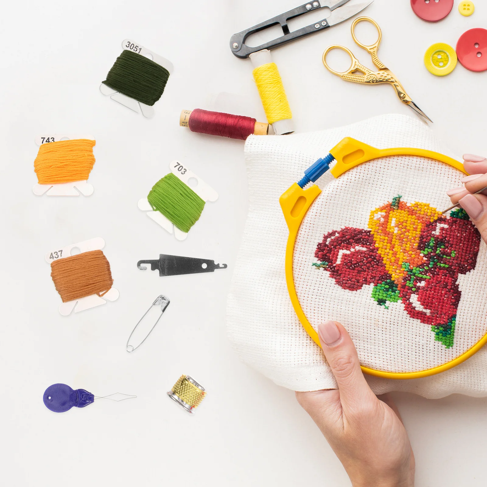 

Punch Embroidery Kit 50 Colors Wool Thread Cross Stitch Tool Set Plastic Box DIY Starter Kit for Household Craft