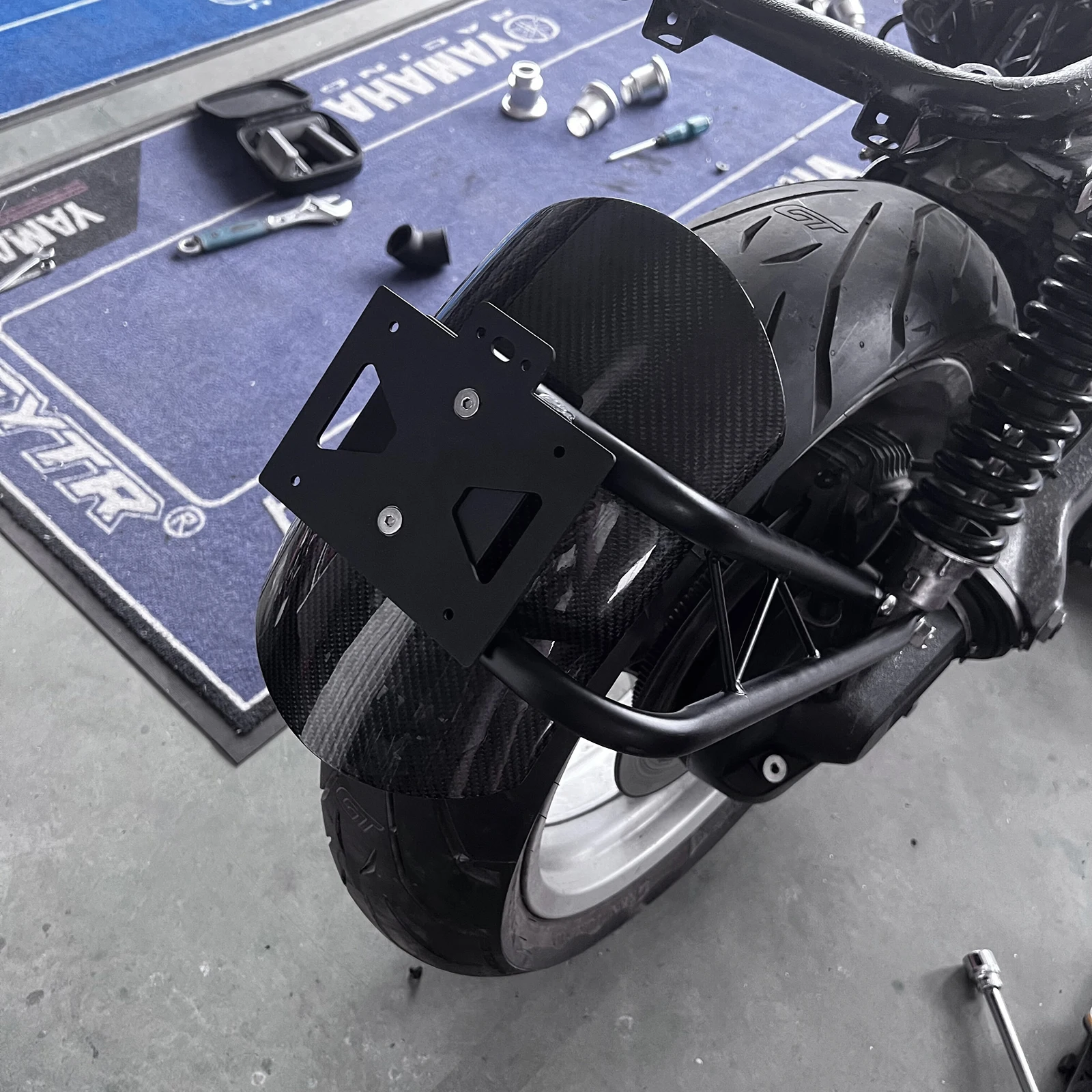 OldBones Cafe Racer für BMW K-Serie K100 Kennzeichenhalter hinten mit LED-Licht & Kotflügelhalterung aus Carbonfaser