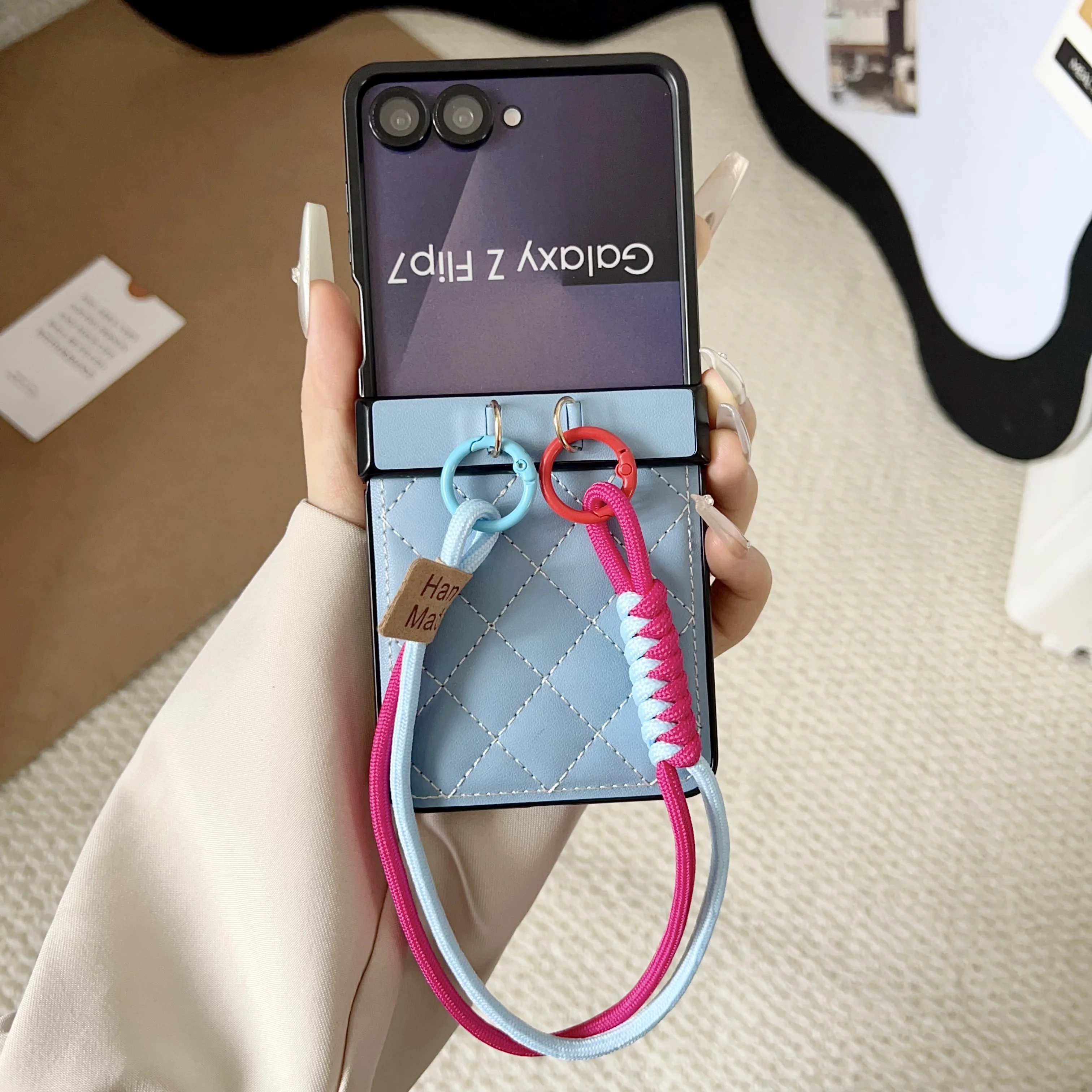 Rhombus Retro Handgelenkschlaufe PU-Leder Handyhülle für Samsung Galaxy Flip 7 FE 6 5 4 3 Flip7 stoßfeste Scharnierabdeckung – Detail 4