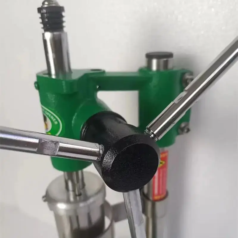 آلة فتح ثقب جوز الهند الصغيرة المحمولة باللون الأخضر مع دليل قطع جوز الهند #3