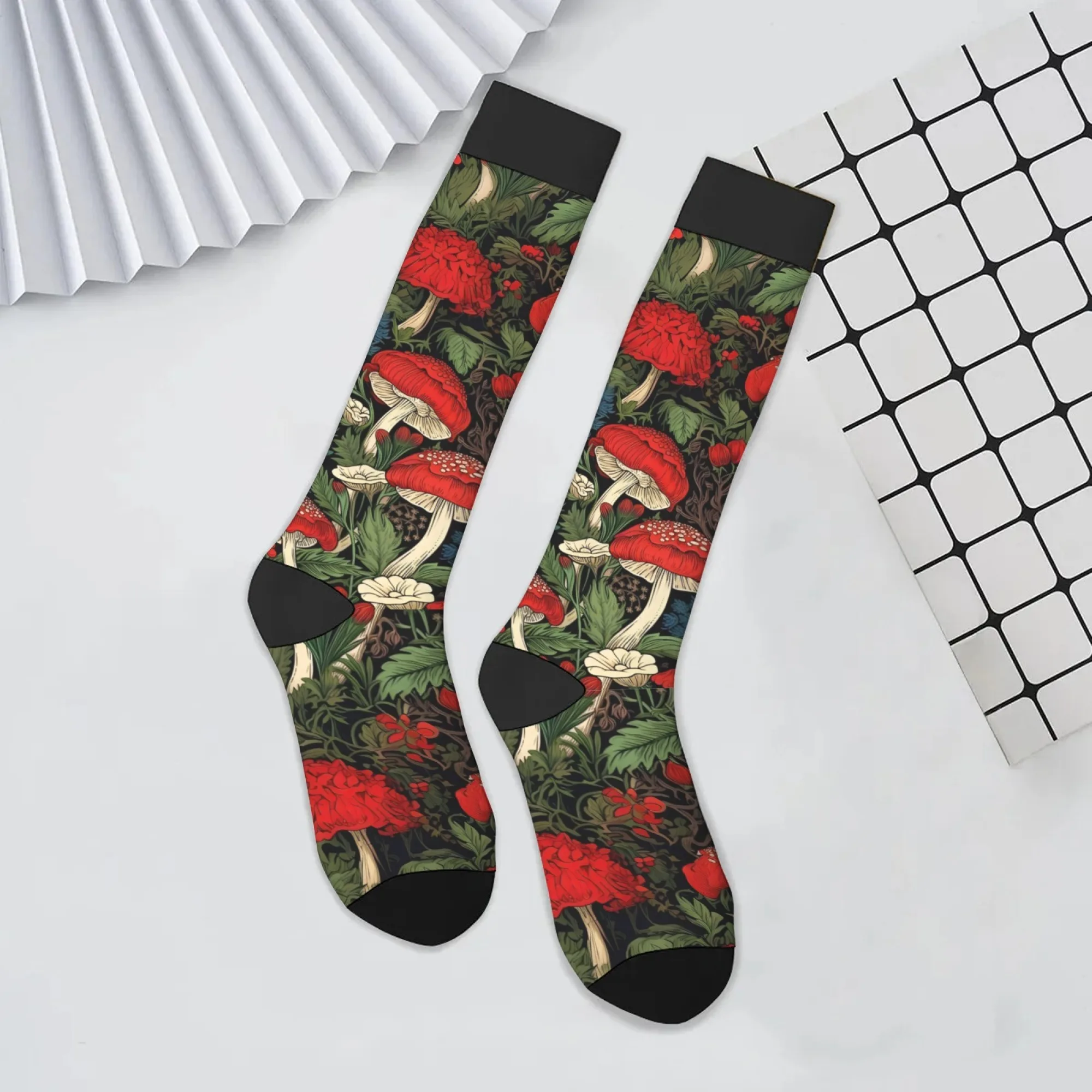 Enchanted Forest Kniestrümpfe, schwarze Basis mit blutroten Pilzen, gerüschten Blumenranken und silbernen Farnakzenten für mystische Zwecke
