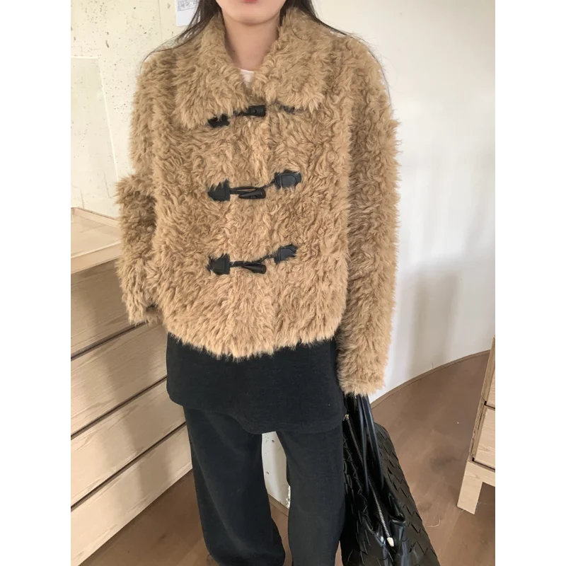 

Корейский шикарный винтажный отложной воротник с роговой пряжкой, меховая интегрированная теплая свободная универсальная утягивающая короткая куртка из искусственного меха для женщин