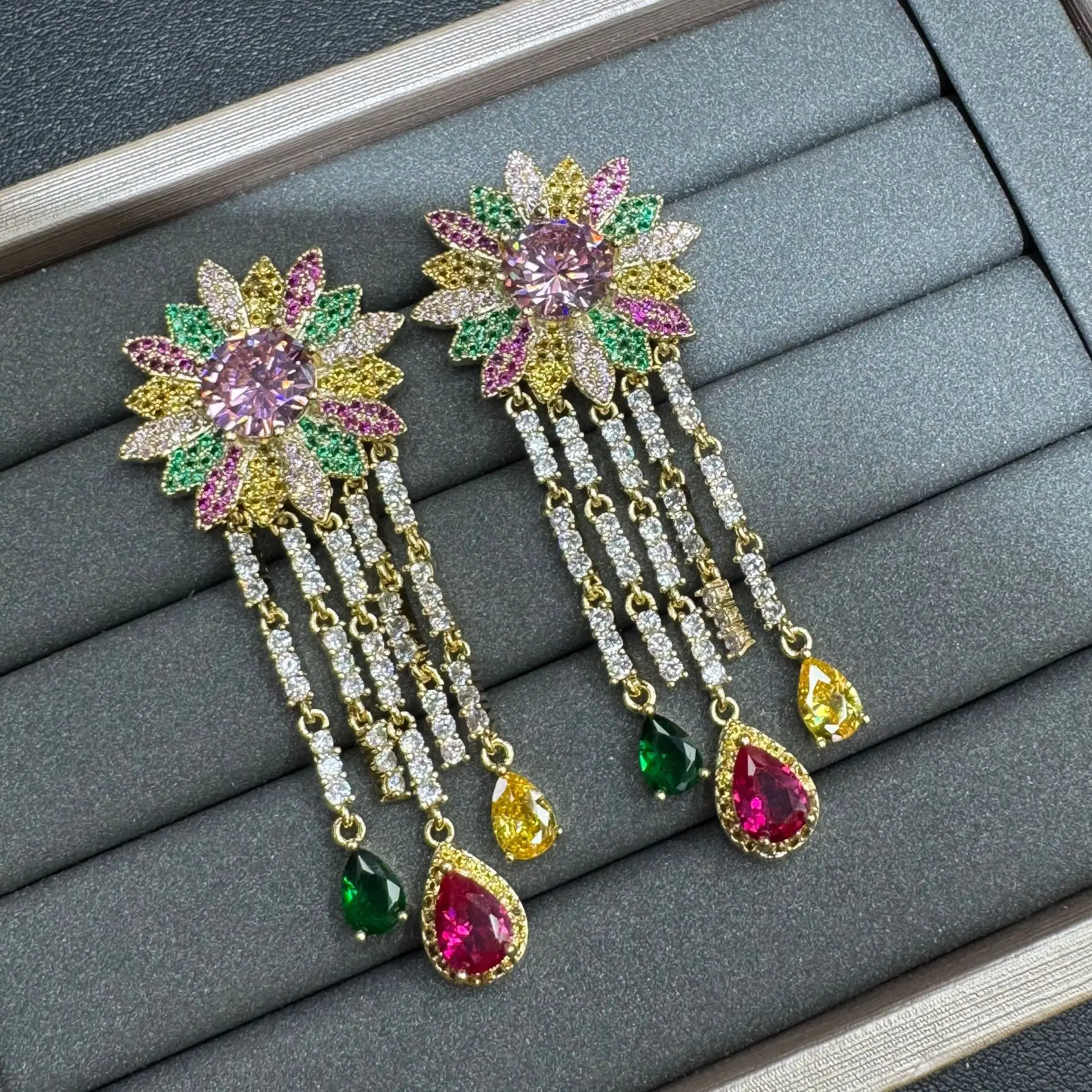 ต่างหูพู่ยาวประดับเพทาย เครื่องประดับแฟชั่นสำหรับผู้หญิง ต่างหูห้อยระย้าดีไซน์หรูหรา ประดับด้วยเพทายระยิบระยับ