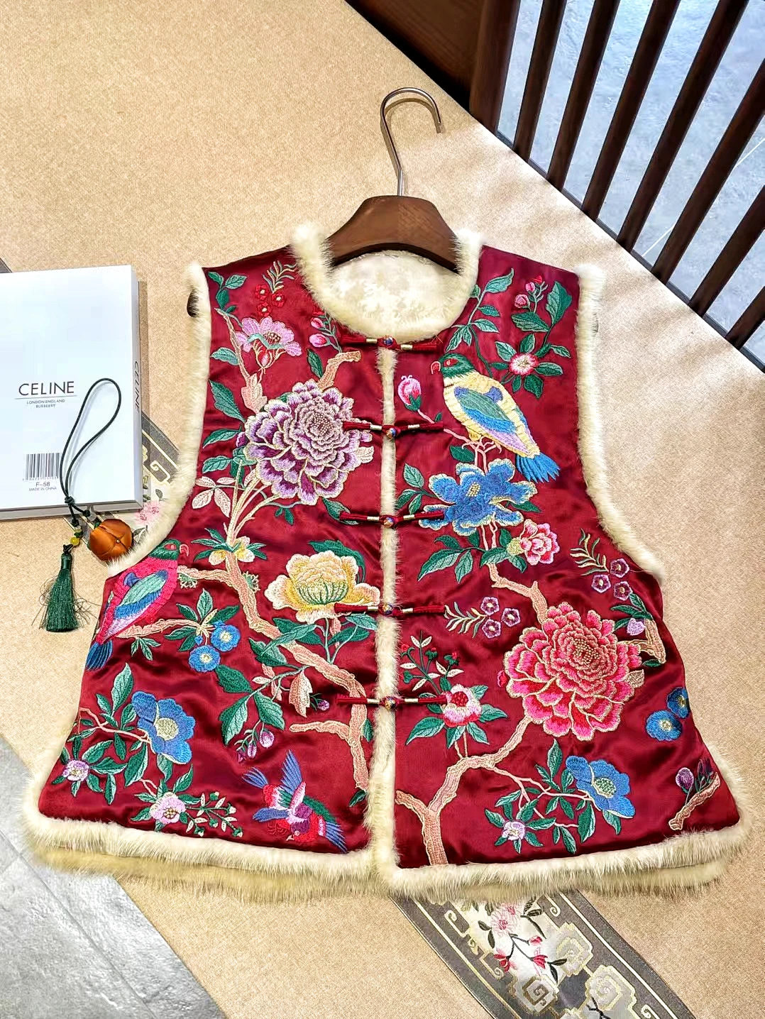 

New Chinese Sle Heavy Embroidery Water Rabbit Fur Cotton Enhanced Festive Vest Jaet round Ne Single Button Closure