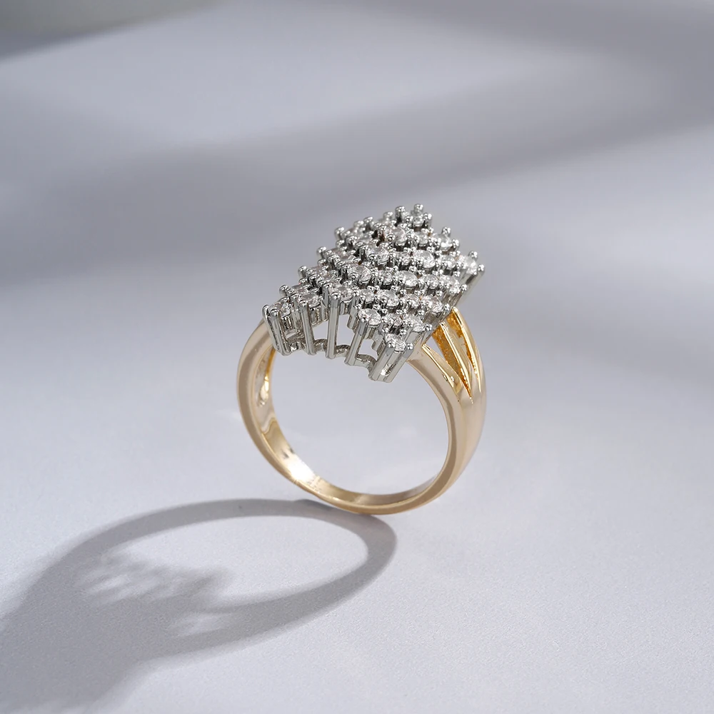 Wasserfallartige, fächerförmige Reihen, verziert mit Diamantohrringen und -ringen, als Accessoires für Bankette und Hochzeiten, ein Geschenk für die Freundin oder die Mutter. – Detail 8