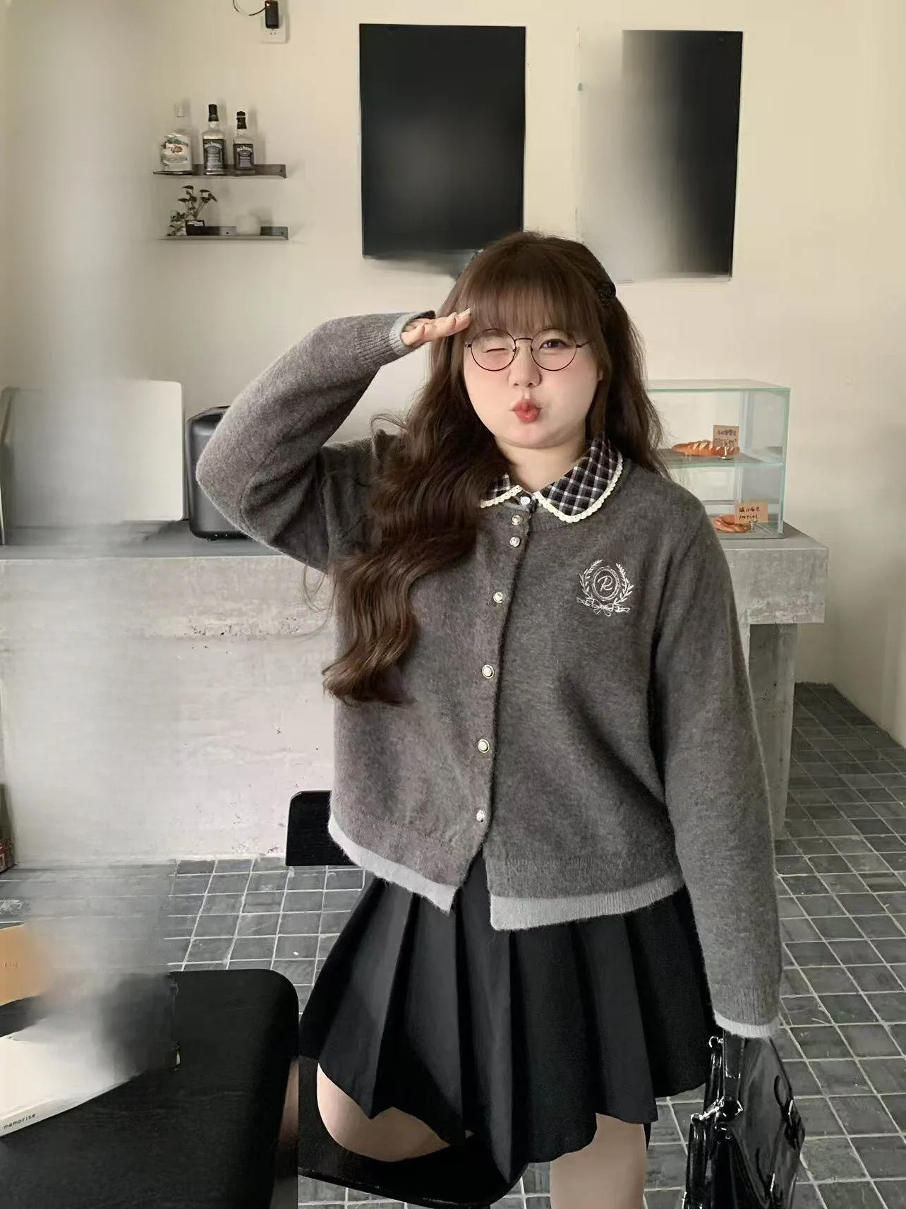 

Вязаный свитер большого размера с вышивкой и клетчатыми вставками, имитация двухслойности, в университетском стиле, верхняя одежда, можно носить как самостоятельную вещь или как поддевку, для больших размеров.