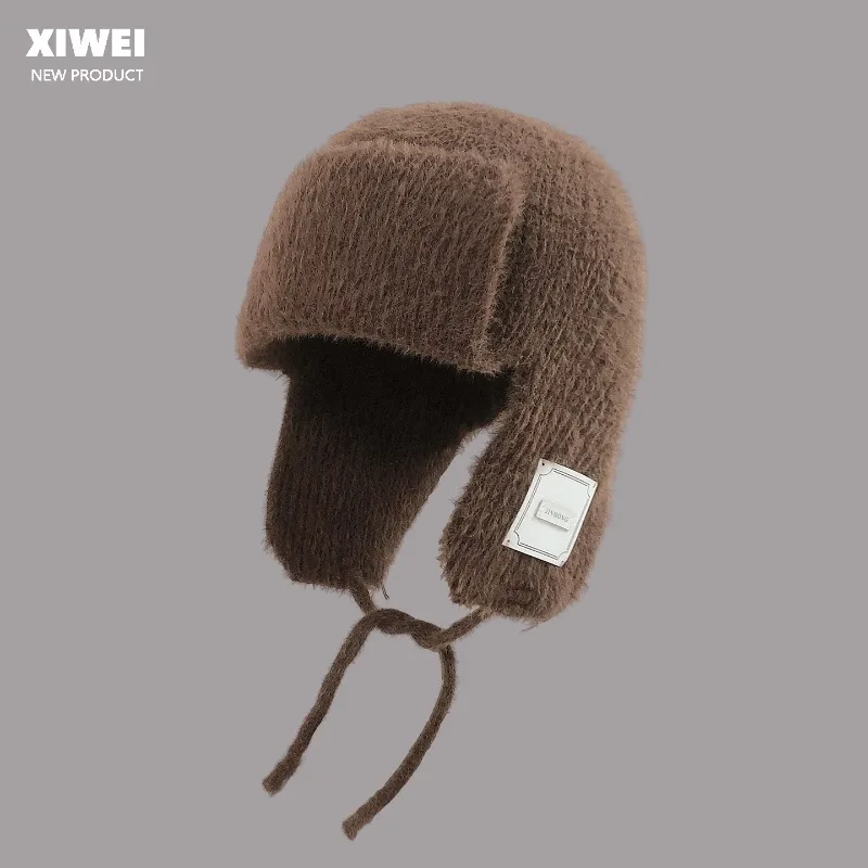 Flauschige, gestrickte Wintermützen für Damen, weiche Plüschmützen mit Ohrenklappen und Etikett, winddichte, warme Mützen mit Kordel zum Binden, ideal für Schnee und Outdoor-Aktivitäten. – Detail 3