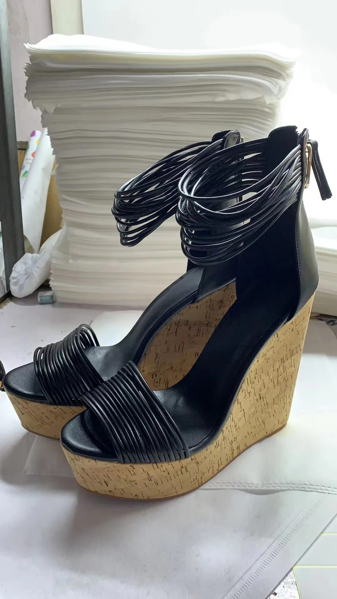 Verano negro Beige suela cuñas sandalias de mujer plataforma súper alta tejido de paja hecho a mano correa de tobillo cubierta tacón punta abierta cuero