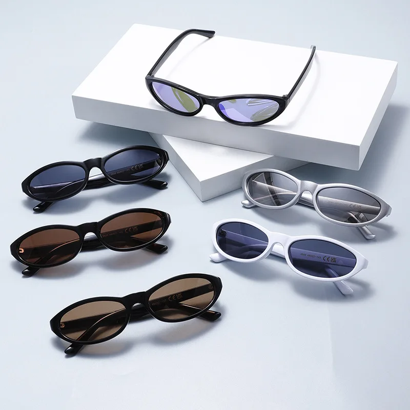Occhiali da sole alla moda retrò con montatura piccola ovale personalizzata Occhiali da sole femminili di tendenza per le vacanze a prova di sole all'aperto
