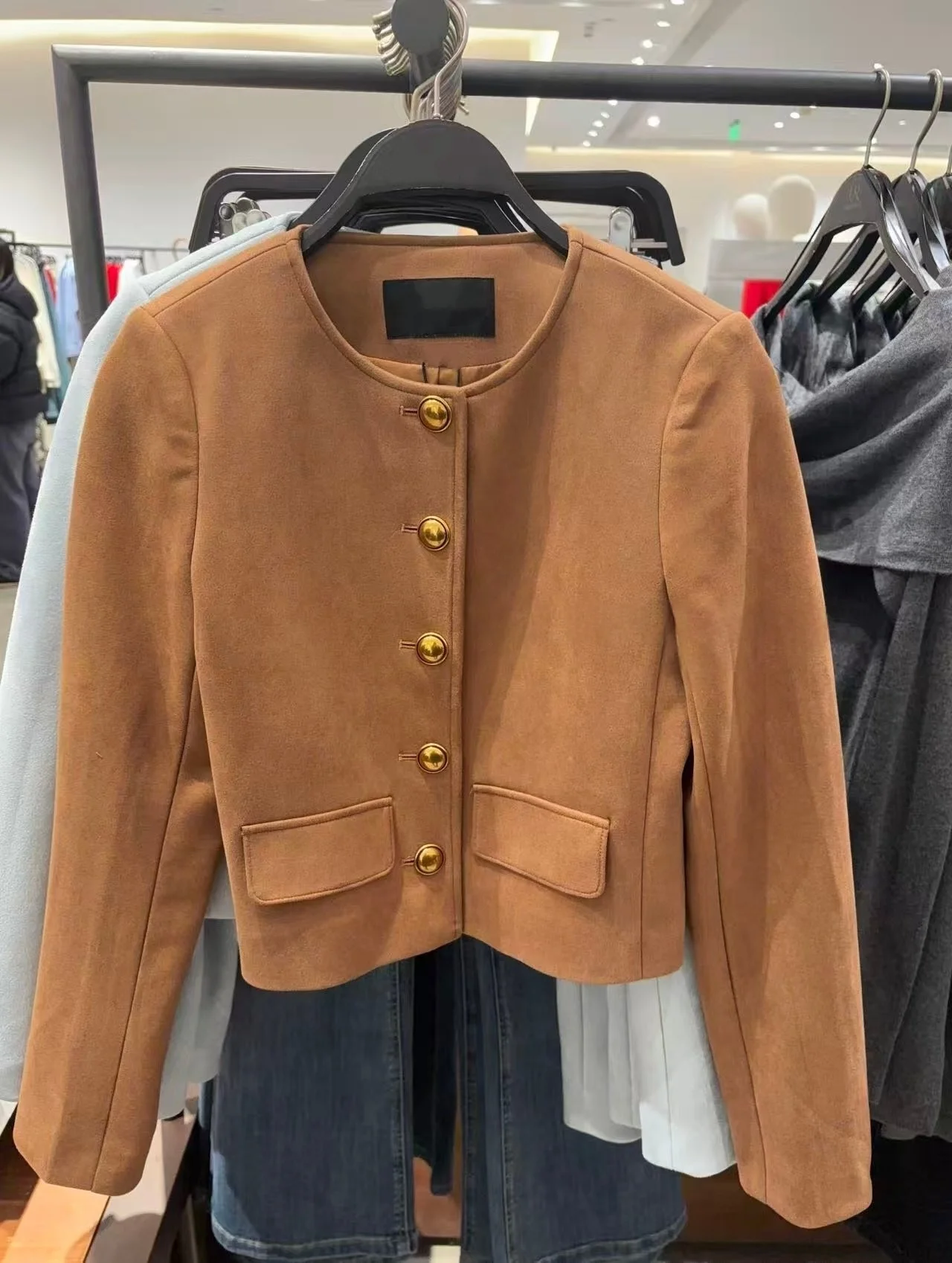 

Новая женская модная короткая куртка из замши 2026 года в стиле «маленький аромат», с круглым вырезом, длинными рукавами и однобортной застежкой