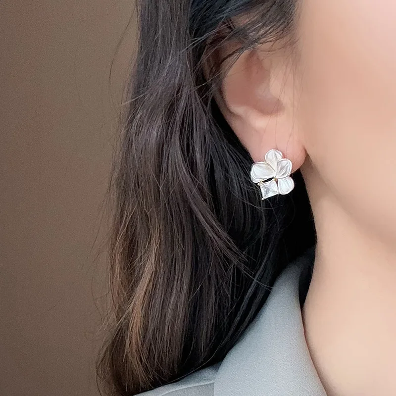 French Fashion Sweet Elegant Trend Simple Petal Square Shiny Ear Clip for Women Girls Daily Wear Jewelry Birthday Gifts