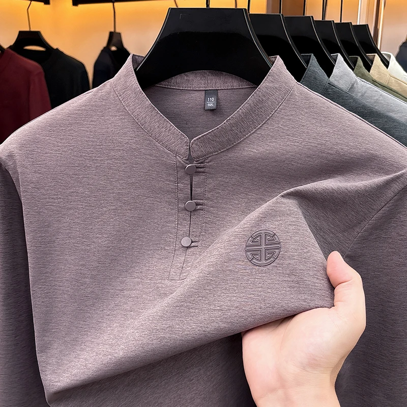 Herren-Langarmshirt im Henley-Stil mit Stehkragen, geprägtem Logo auf der Brust, leicht und bequem, ideal für Büro und Alltag. – Detail 11