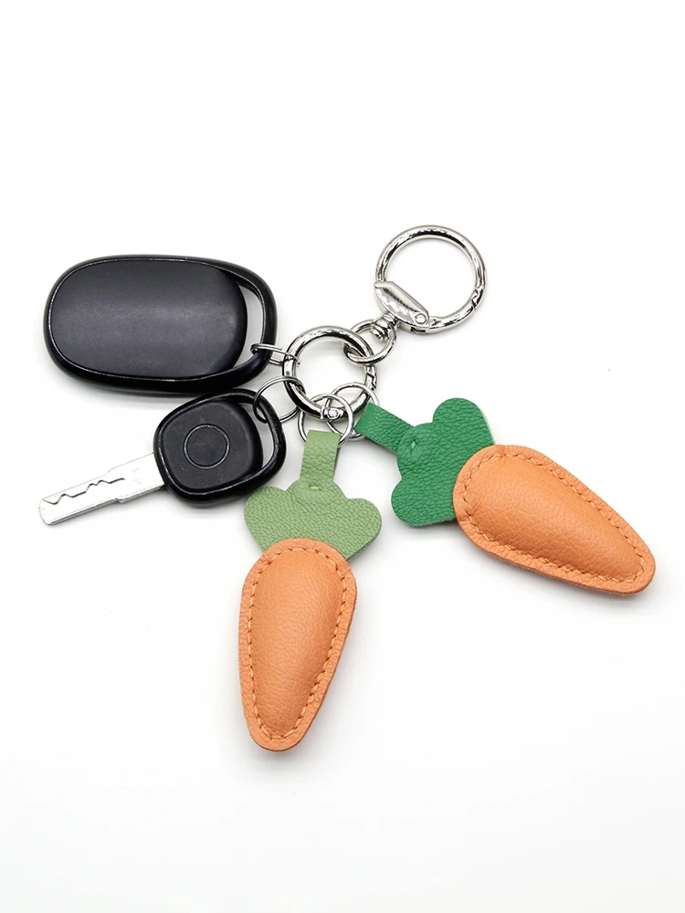 سلسلة مفاتيح صغيرة على شكل جزرة كرتونية، إكسسوار جلدي فريد ولطيف مصنوع يدويًا ورائع.