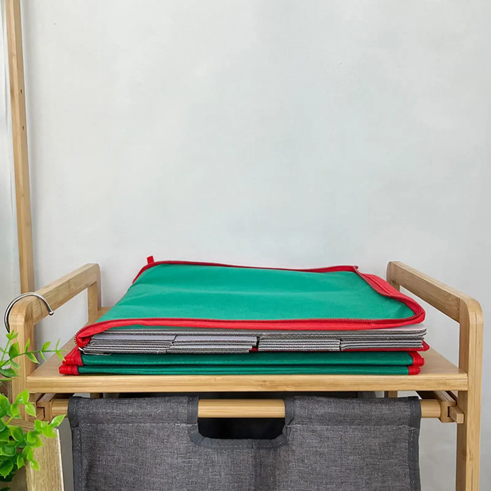 

Коробка-органайзер для хранения рождественских украшений, вмещает до 64 шариков, аксессуаров и праздничных декораций.