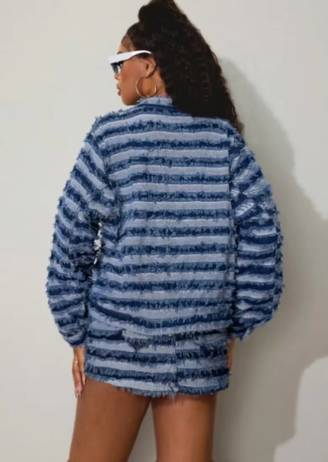 سترة من الدنيم بتفاصيل هامشية - نمط أزياء بأكمام طويلة |   أساسيات الشتاء غير الرسمية متعددة الاستخدامات