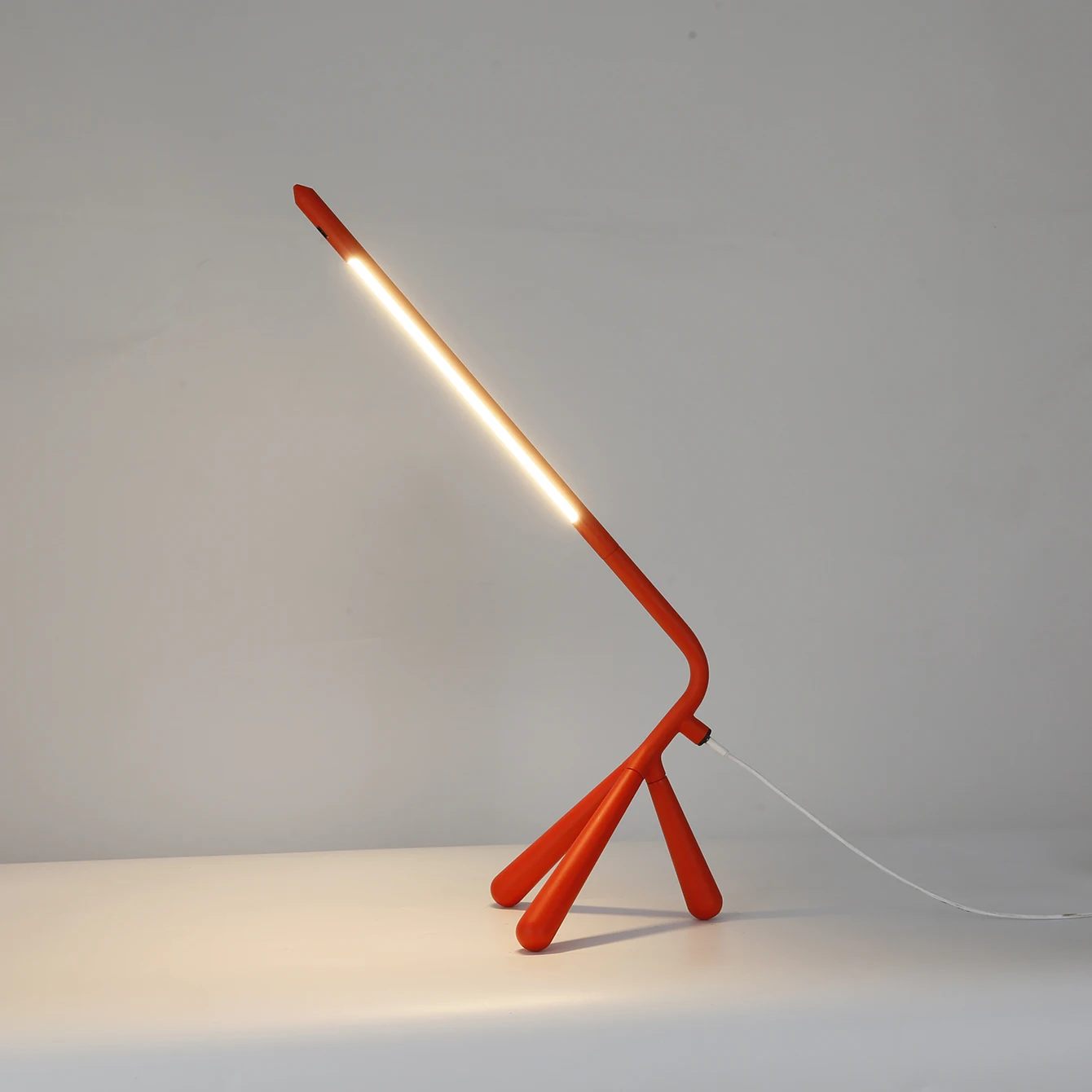 

Светодиодная настольная лампа оригинального дизайна, простая, без батареек, на трех ножках, декоративная лампа для спальни, прикроватная лампа, защита глаз, офисная лампа