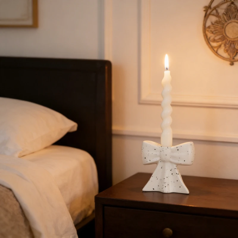 Fashion Creative Korean Style Bowknot Ceramic Aromatherapy Candle Holder Candlestick Ornament for Home Living Room Bedroom Decor