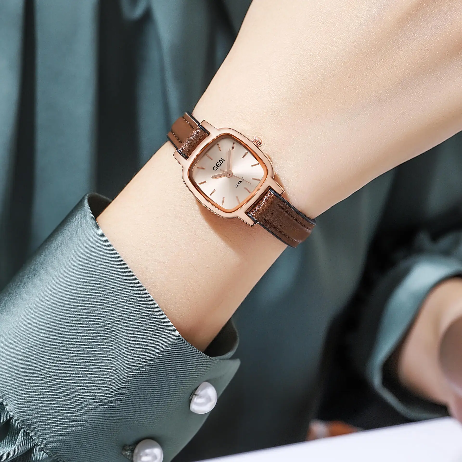 Ladies Fashion Elegant Watch Waterproof Small Brown Watch Quartz Watch W76