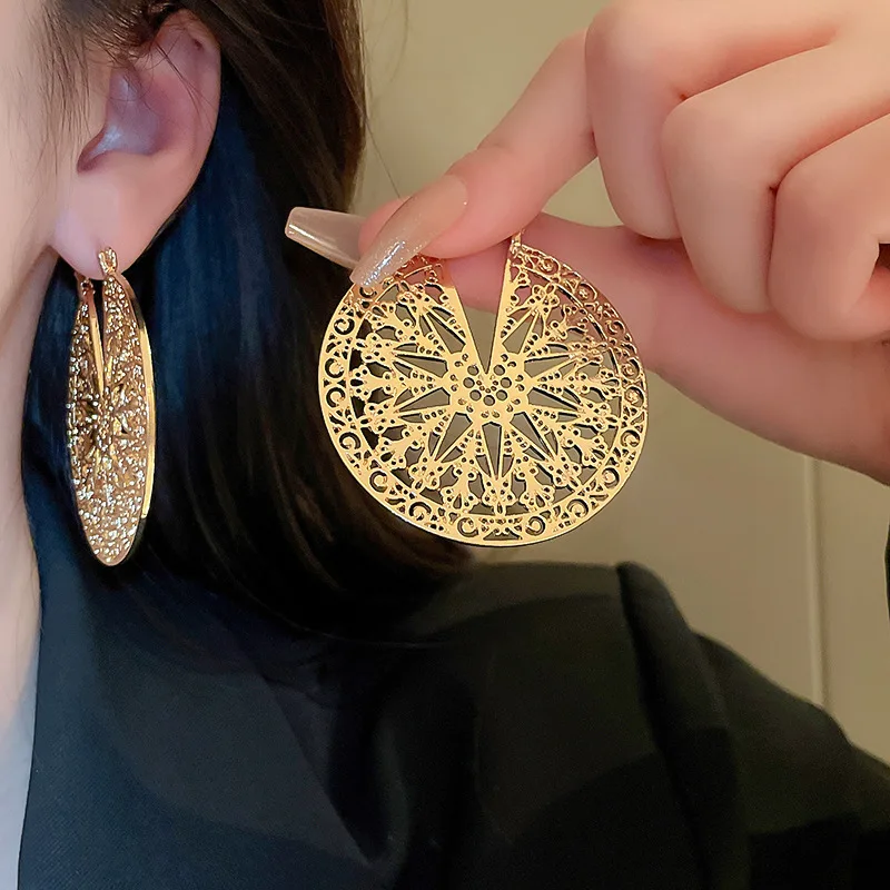 Hollow Disc Metal Earring for Women Retro Design Sense Exaggerated Drop Earring Fashion High-grade Golden Jewelry Wholesale