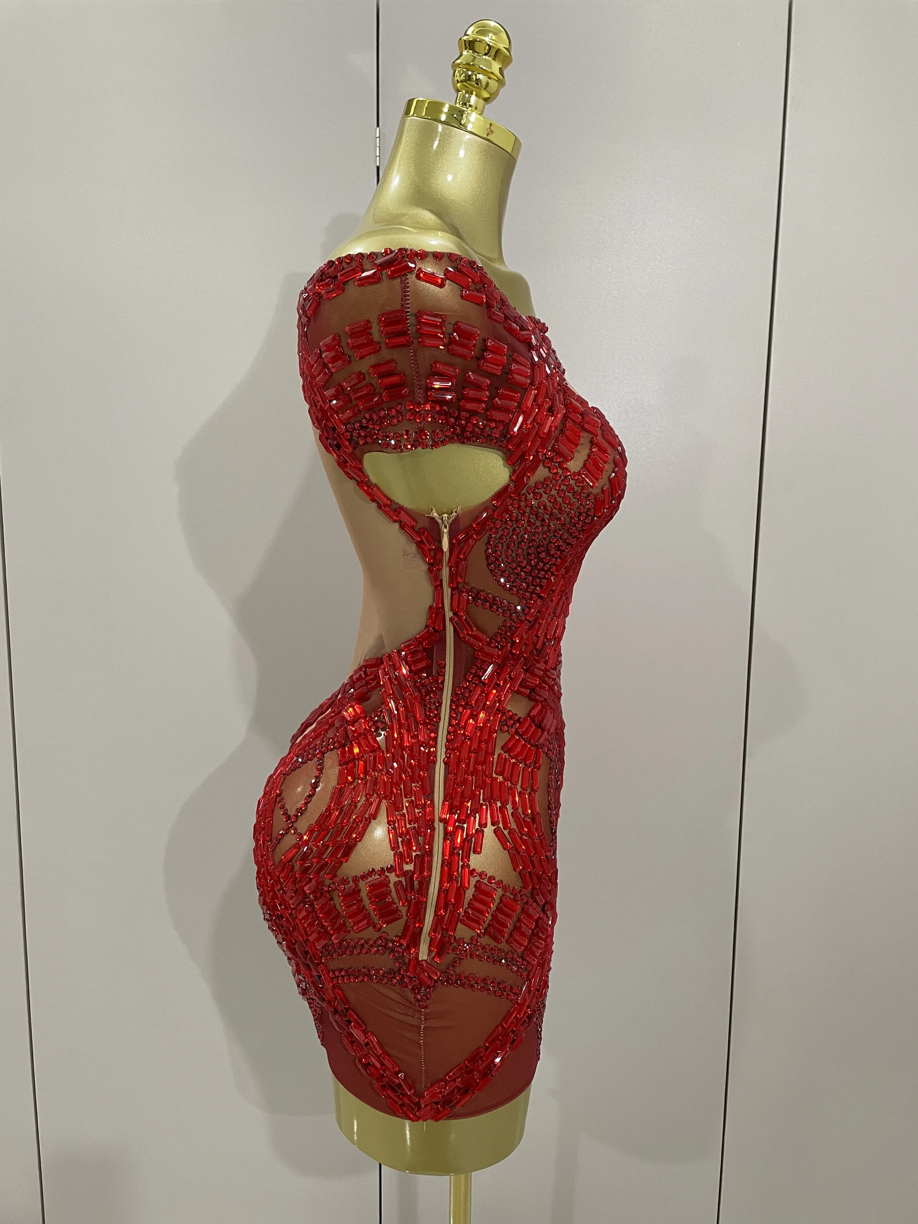 2025 Shining Red Rhinestones เซ็กซี่ตาข่ายดูผ่านชุดมินิผู้หญิงฉลองชุดราตรีชุดวันเกิดเวทียิงสวมใส่