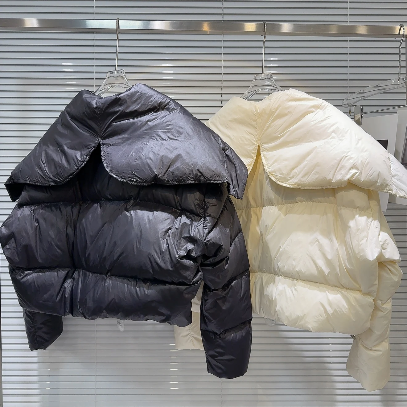 暖色系ネイビーカラーの襟付きダウンジャケット、レディースファッション、冬の新作、肩当て付き、長袖コート