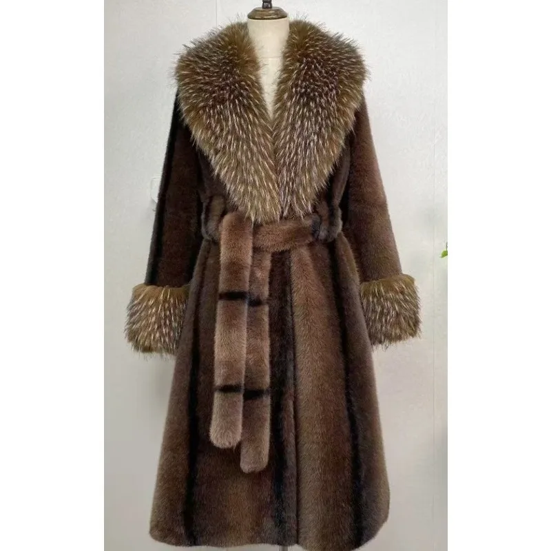 Una nueva moda de longitud media para mantener el calor, abrigo adelgazante elegante y elegante para mujer, hecho de piel de visón dorada europea para invierno, piel sintética