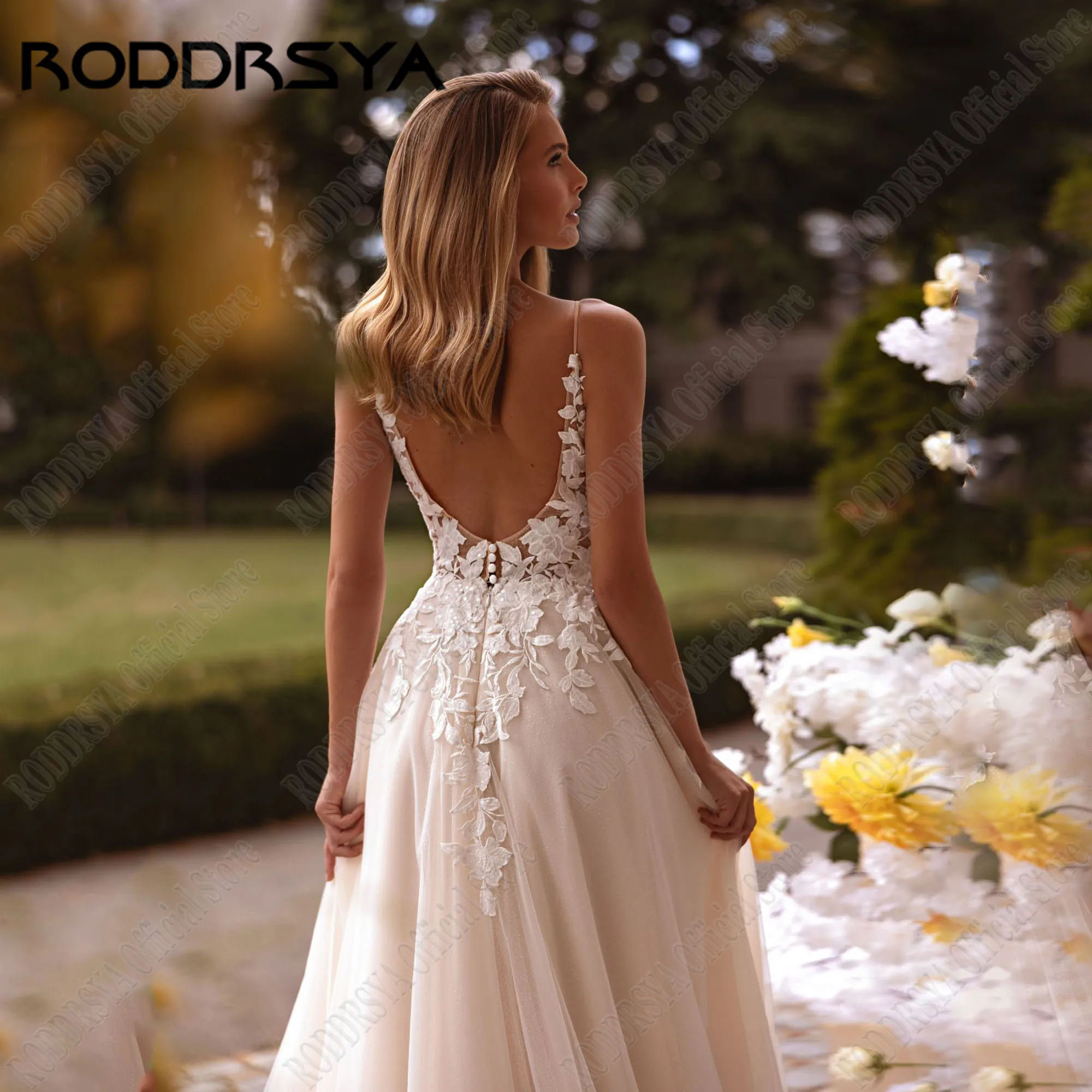 RODDRSYA بريق V-Neck فساتين الزفاف السباغيتي الأشرطة ألف خط عارية الذراعين ثوب العروس الشاطئ فستان الزفاف النساء الاجتياح قطار مخصصRoddrsya فلاش الخامس الرقبة الزفاف السباغيتي الأشرطة الخط العاري فستان الزفاف الشاطئ ال