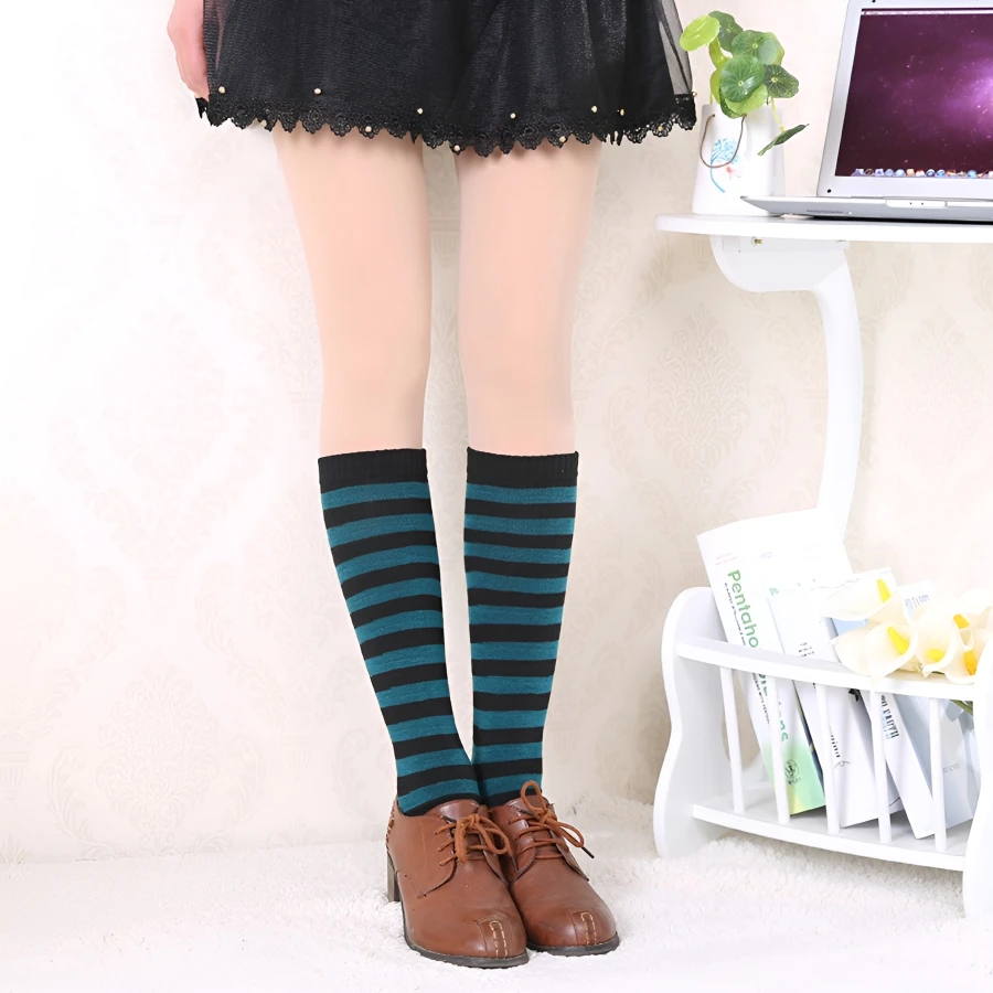 1 Paar kniehohe Damensocken, Oberschenkelsocken, niedlich, grün, weiß, rot, lila gestreift, sexy, schmal geschnittene, lange Röhrensocken – Detail 8