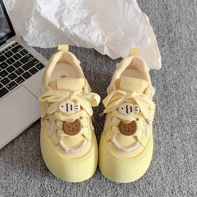 

Women's Thick-soled Sneakers Are Fashionable and Versatile. A New Korean Style Shoe for Spring and Autumn 2025, A Niche Product