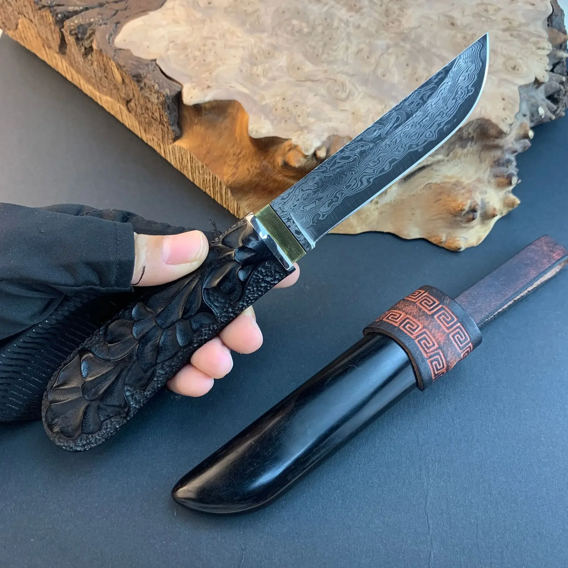 VG10 Damascus Steel Fixed Blade Knife Handmade Carving Ebony Handle Hunting Tool Outdoor Camping Survival Knife with Scabbard