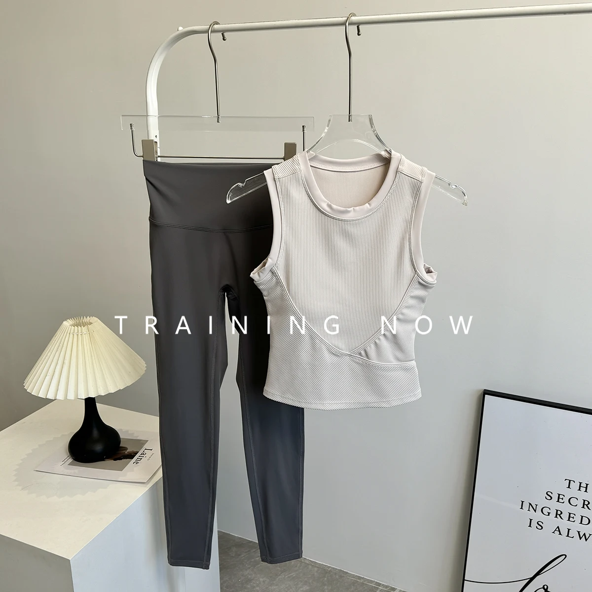 بدلة يوجا للنساء في أزياء الصيف وتمارين الجري الجميلة بدون أكمام، بدلة لياقة بدنية بيلاتيس سريعة الجفاف #3