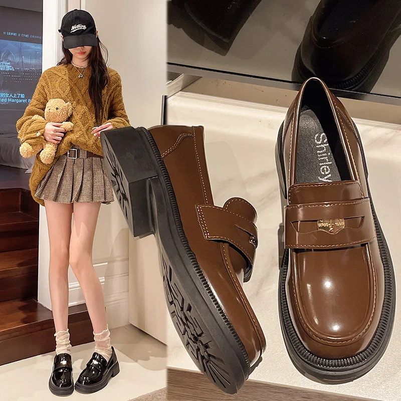 Kleine Lederschuhe für Damen im Herbst, neue, vielseitige, vielseitige Plateau-Loafer im britischen Stil mit Temperament in Schwarz und Braun