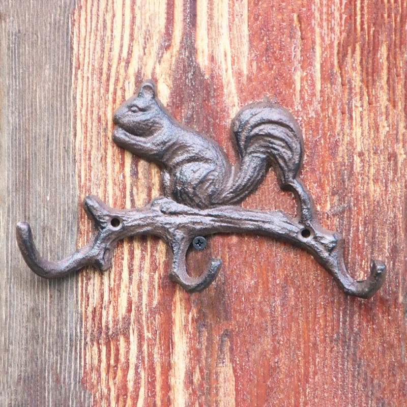 

Countryside Rustic Cast Iron Squirrel Wall Hook With Three Hangers For Home Garden Decoration Keychains Hat Storage Holder