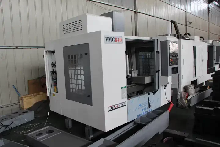 Dongs Hoge Precisie Kleine 3-assige Cnc Draaibank Mini Verticale Cnc Freesboring Hine Center Vmc640