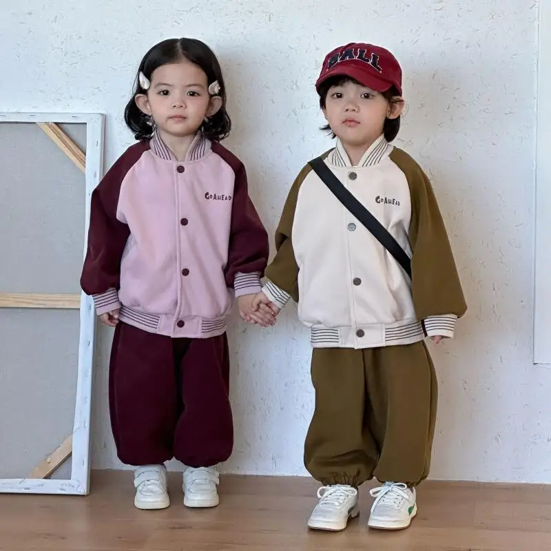 

Детский весенний комплект одежды: спортивный костюм для мальчиков и девочек, новая модель 2026 года, весна-осень, бейсбольная куртка и спортивные брюки